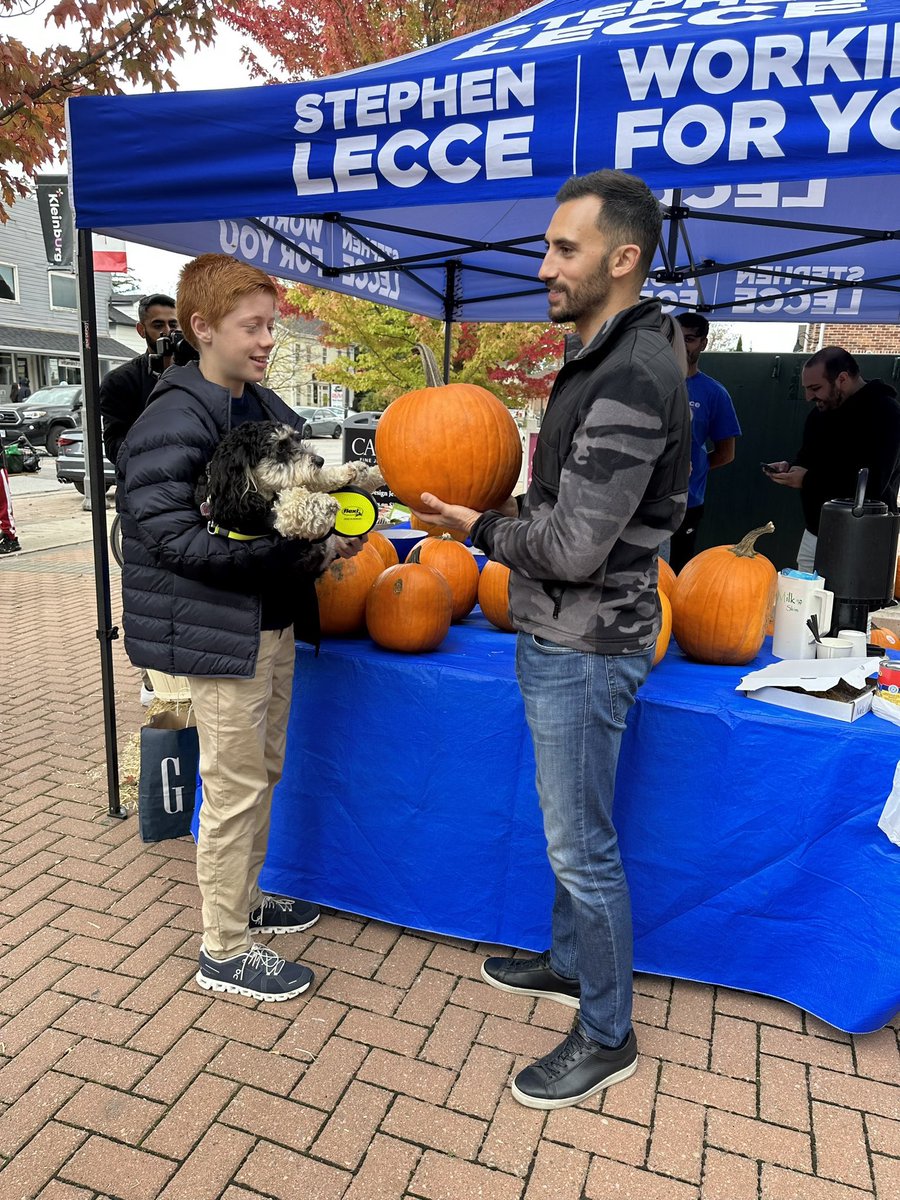 Will you be giving out pumpkins at the Toronto teacher strike vote today, @Sflecce ? It would be a really nice gesture.  #onpoli #etfo #onted #strikevote #FireLecce