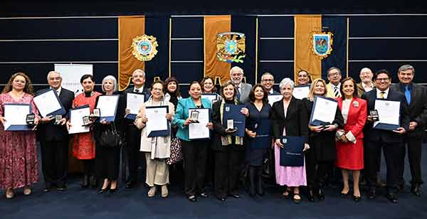 SUAyED_UNAM's tweet photo. La matrícula del  SUAyED se incrementó en los últimos 8 años y suma ya más de 43 mil alumnas y alumnos, afirmó el rector de la UNAM, Enrique Graue, al entregar el Premio Pablo González Casanova a profesoras y profesores de excelencia de este sistema.
 https://t.co/wFbmSNwvXv https://t.co/kxLdWIshiH