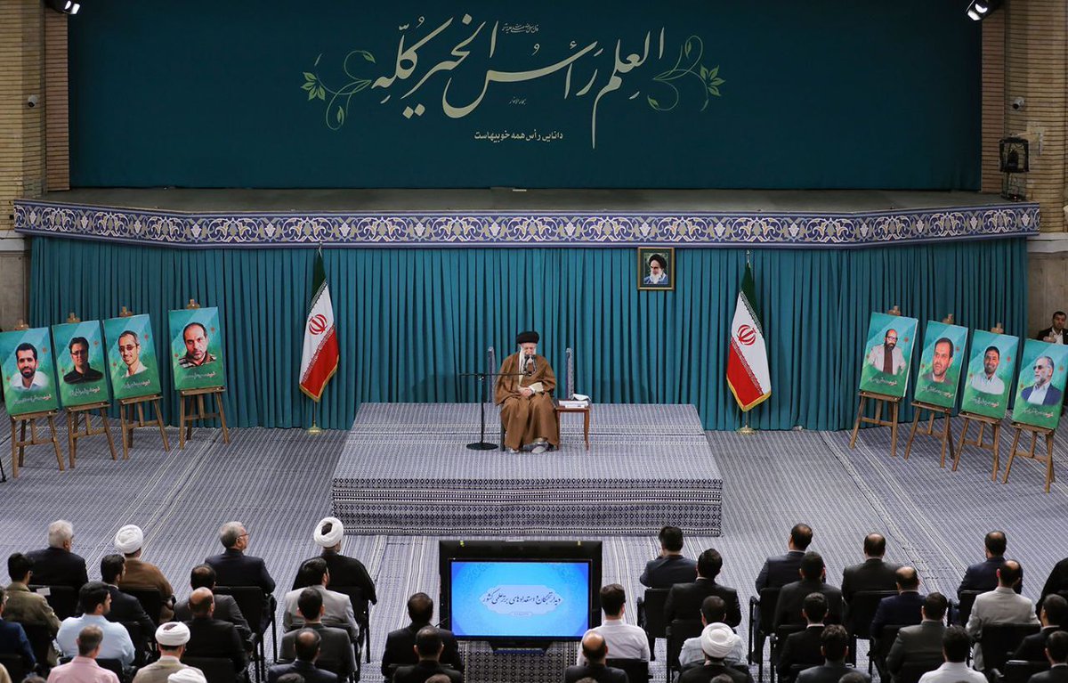yasfatemi313's tweet photo. حضرت آقا امروز صبح در جمع نخبگان فرمودند که اگر جنایت رژیم صهیونیستی ادامه پیدا کند کسی نمی‌تواند جلوی مسلمانان و نیروهای مقاومت را بگیرد.

پ.ن: حجت تمام شد صگیونیست به پایان سلام کن 

#حریفت_منم 
#حزب_الله 
#غزه_ایه_المقاومه https://t.co/xsTQmANQTO