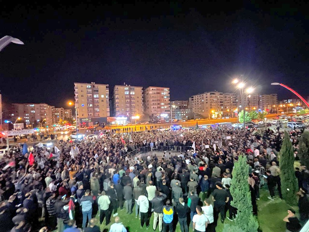 Katil siyonistlere karşı fiili bir adım atılana kadar meydanlarda olmaya devam edeceğiz.

Zulme karşı tarafsız kalmak sessiz olmak da zulümdür.

Yarın saat 10.00 itibari ile Yenihal Kavşağında bulunan Ceylan Karavil Park önünde oturacağız. Taki hükümet bir adım atana kadar.