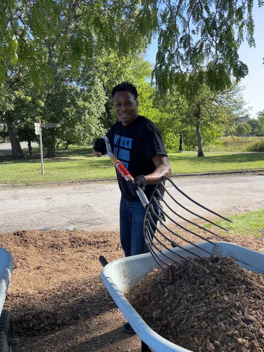 Thanks to staff from @mbmhmc & Bears Huddle volunteers for helping mulch and clean up Douglass Park last week. If you are interested in learning about Bears Huddle volunteer opportunities, please visit ChicagoBears.com/BearsHuddle.