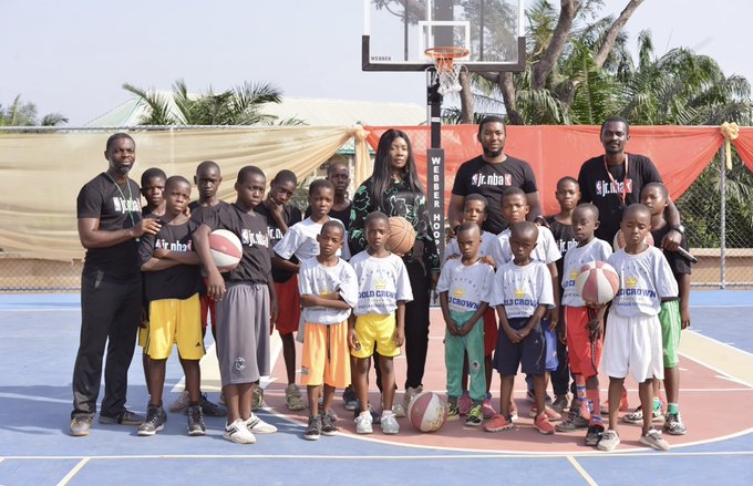 GoldCrownCO's tweet photo. For #JrNBAWeek today, we want to highlight @ZekeNnaji_Hoopz who gives back to youth basketball all around the world!🏀🌍
Check out these kids reppin' Gold Crown all the way from Agbani, Nigeria at the @NnajiFamily courts! Thank you Zeke for always making such an impact!💛👑 https://t.co/Xhjlzvtnt4