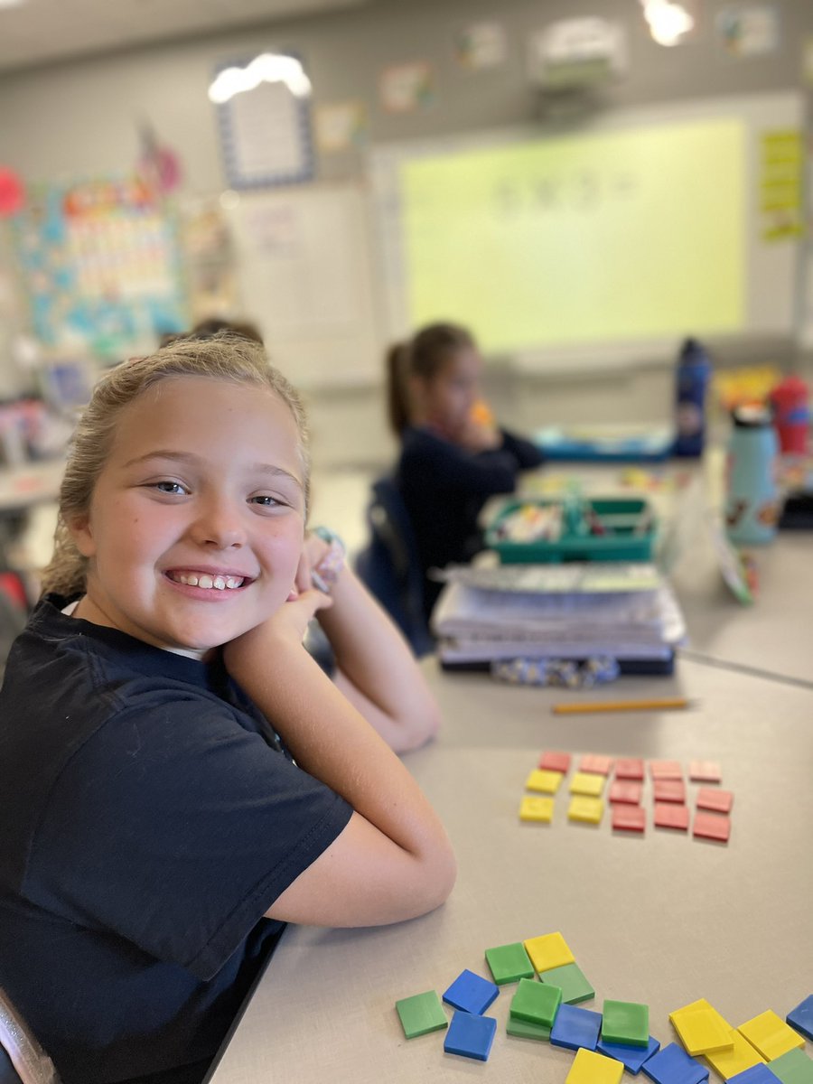 MsHite_STARS's tweet image. Representing multiplication, using ARRAYS. We love Hands on MATH! #mathinlisd #beone #lisd #math @zearned