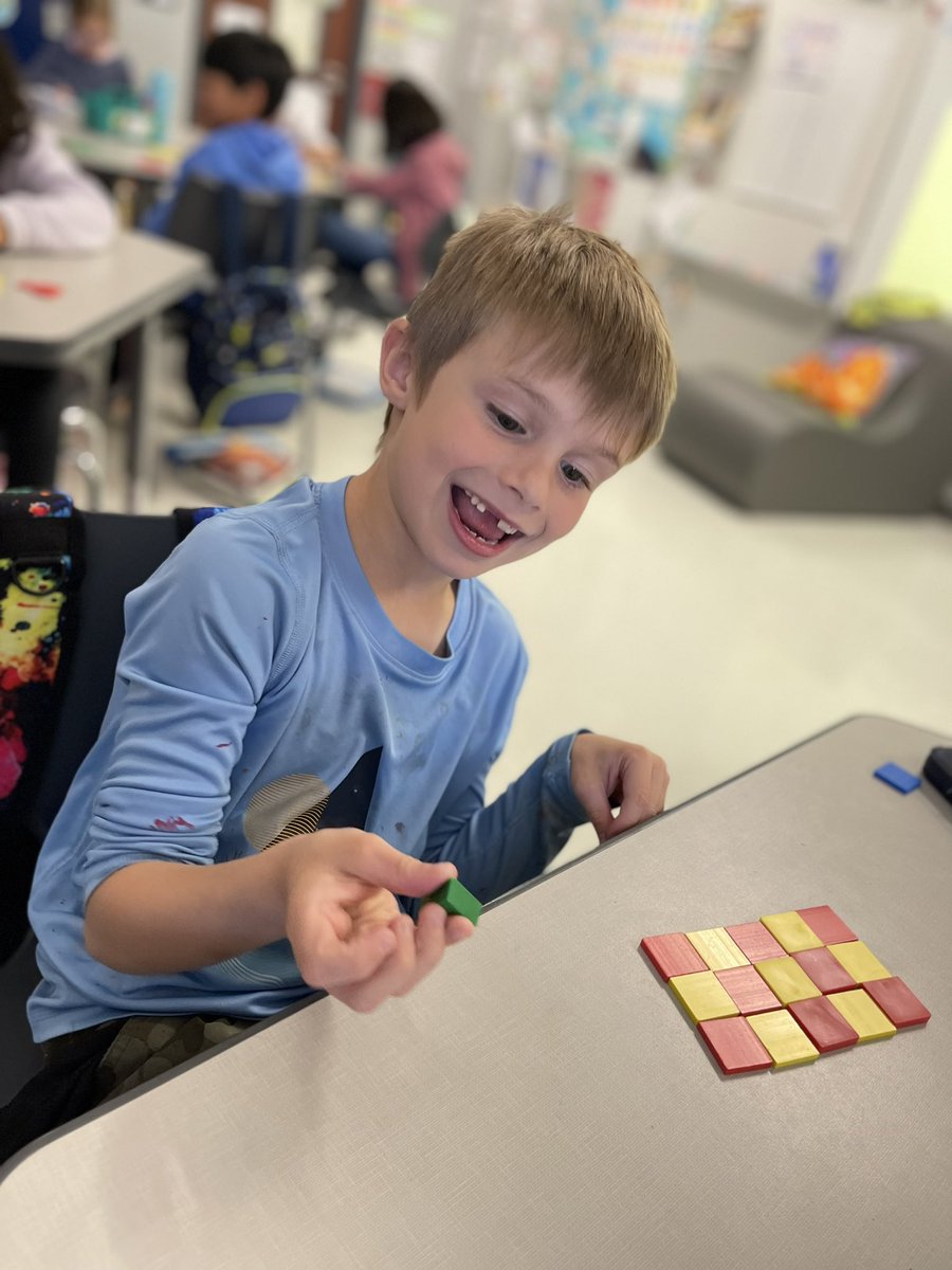 MsHite_STARS's tweet image. Representing multiplication, using ARRAYS. We love Hands on MATH! #mathinlisd #beone #lisd #math @zearned