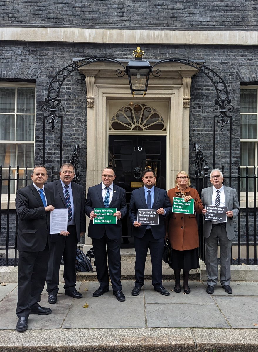 📝 HNRFI update:

Today I was joined by Leicestershire councillors to present a petition to Number 10 Downing Street. 

The petition urges the Government oppose the proposed Hinckley National Rail Freight Interchange.