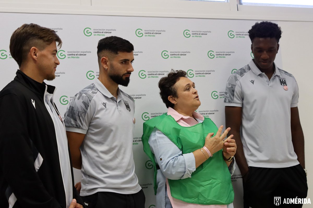 Merida_AD's tweet photo. ⚪️⚫️ Nuestros romanos @jorgepadillaslr, @LluisLlacerLlop y #JoséElo han visitado hoy la sede de la @ContraCancerBAD de Mérida

📸 Mañana podréis ver todas las imágenes

🩷 #ElRosaEsMásQueUnColor https://t.co/jZawUOwIfE