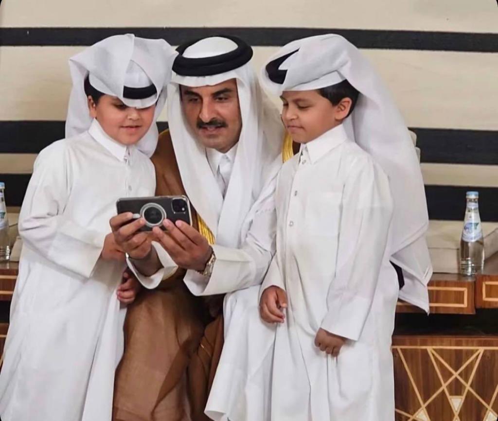 NadeebQa's tweet photo. 📸♥️| سموّ الأمير @TamimBinHamad حفظهُ الله ورعاه في لقطة عفوية بحفل زواج الشيخ محمد بن خالد بن أحمد آل ثاني مساء اليوم 

#نديب_قطر | #قطر 🇶🇦 https://t.co/9DnLPlsl8h