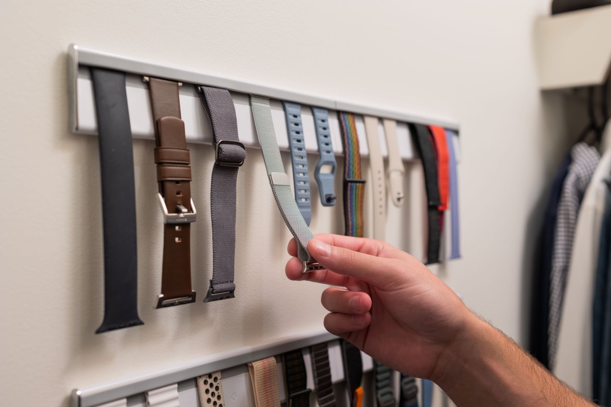 twelvesouth's tweet photo. Keep your bands easily accessible and organized with #TimePorter! Attach it to your wall, cabinet, or wardrobe using secure 3M Command strips. Plus, you can connect multiple TimePorters for a seamless rail system. It's time to upgrade your collection! https://t.co/kVAhBVM5v0 https://t.co/B8fFbBeKiG