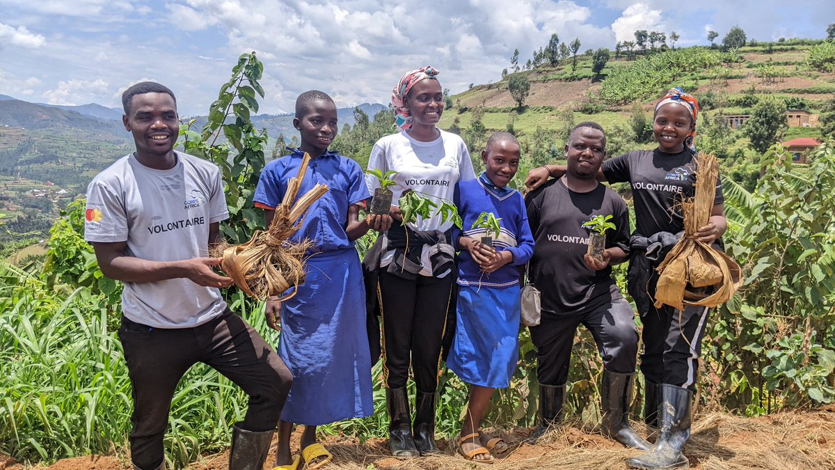 OliveNiyo's tweet photo. As corpsafrica volunteers ,we are starting school green initiative in nyamagabe district / Musange sector by planting  passion fruits that provides additional nutrititious to students's meal.
#corpsafrica /Rwanda 
@CorpsAfricaRda @RwandaAgri @RwandaAgriBoard @RwandAgriExport https://t.co/NvsoEiruG1