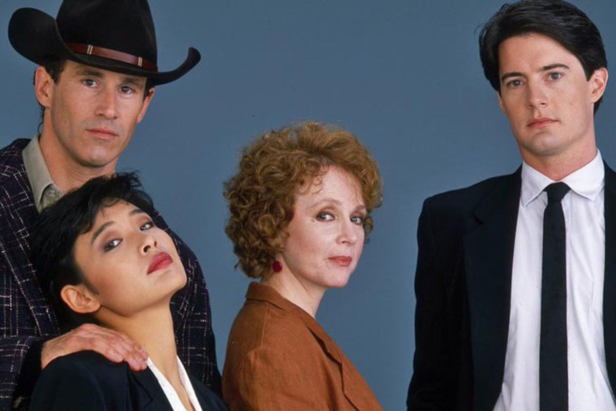 Kyle_MacLachlan's tweet image. It&apos;s never easy losing a member of the Twin Peaks family, &amp;amp; the passing of #PiperLaurie is no different. She was such a caring presence &amp;amp; incredible force on screen. The vivacious energy she brought to Catherine will live on forever. Sending love to her family, friends, &amp;amp; fans.