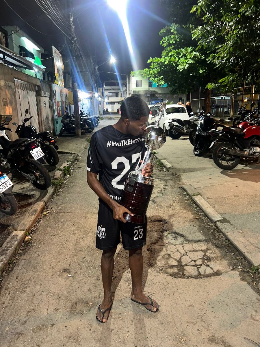 Liedson_silva03's tweet photo. Meu primeiro campeonato na vila kennedy foi em 2019 com a penas 16 anos d lá pra cá eu cheguei em 3 finais, perdi duas e esse ano fui coroado com o título da copa rei da 
vila Kennedy, muito feliz por essa conquista! Sonho realizado🏆🤍🖤🤍🖤🤩 https://t.co/jTzArJTeMb