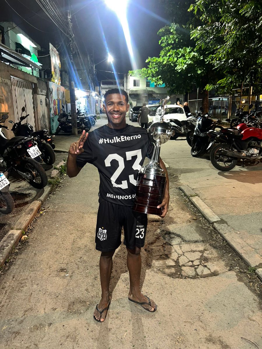 Liedson_silva03's tweet photo. Meu primeiro campeonato na vila kennedy foi em 2019 com a penas 16 anos d lá pra cá eu cheguei em 3 finais, perdi duas e esse ano fui coroado com o título da copa rei da 
vila Kennedy, muito feliz por essa conquista! Sonho realizado🏆🤍🖤🤍🖤🤩 https://t.co/jTzArJTeMb