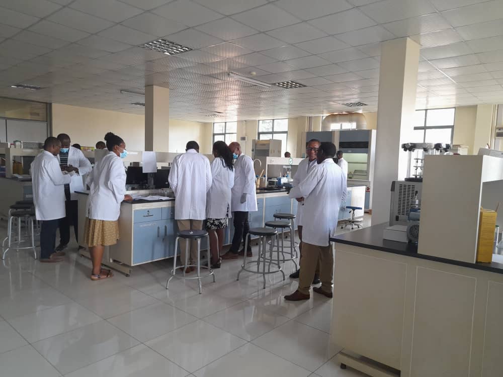 EacRceVihscm's tweet image. Exciting update! Quality Control staff from Rwanda&apos;s Medicines Regulatory institutions are participating in a 5-day training organized by @eacrcevihscm on #AnalyzingMedicines using the GPHF #Minilab. The event is hosted @Uni_Rwanda Biocomplex Lab in Huye. #EAC @jumuiya @KfW_int
