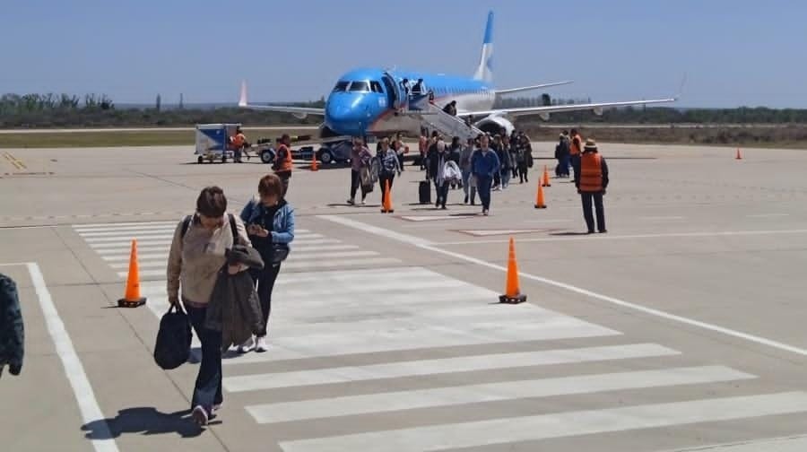 eda_sanluis's tweet photo. Este fin de semana XL, Aerolíneas Argentinas llevó a cabo operaciones regulares en el Aeropuerto Internacional Valle del Conlara, fortaleciendo aún más la conexión con Aeroparque. ✈️✨ https://t.co/DtetvRfIxX