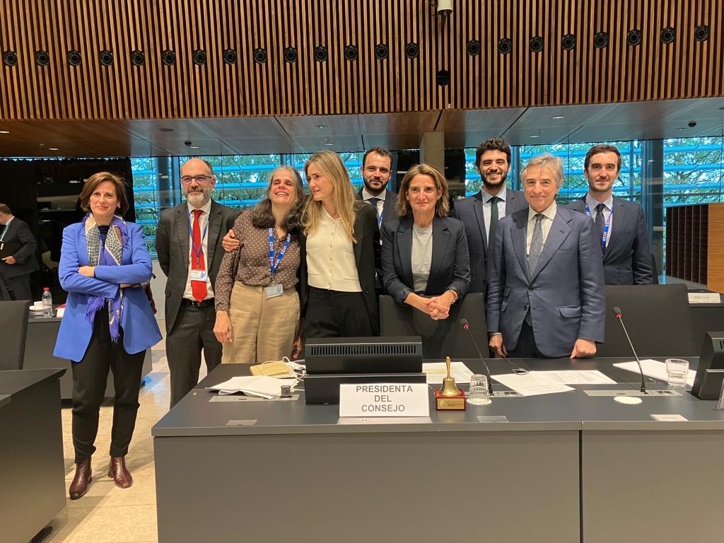 Teresaribera's tweet photo. ¡Ya tenemos acuerdo en el Consejo de Ministros de Energía  sobre la reforma del mercado eléctrico!
Enhorabuena a todas las delegaciones que lo han hecho posible y, en particular, al estupendo equipo de la presidencia española que me acompaña. https://t.co/VIwiec6kN6