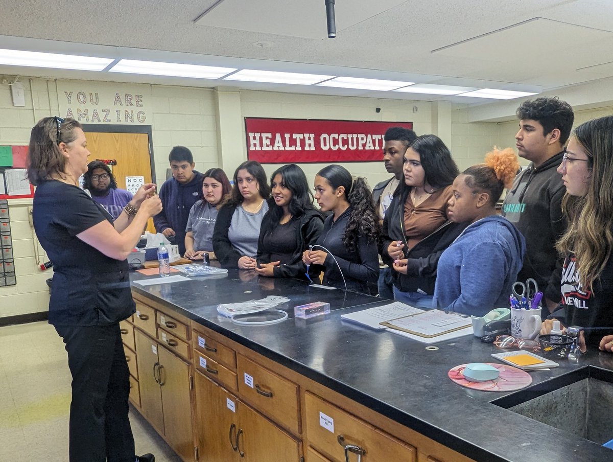 mrs_wheeley's tweet photo. #ThomasvilleHOSA members and Health Science 2 students learned about Interventional Radiology during our first Guest Speaker Session today! @hosafhp @nc_hosa @TCSCTE @TCSchoolsNC @TCSchoolsNC https://t.co/onWyn05WLZ