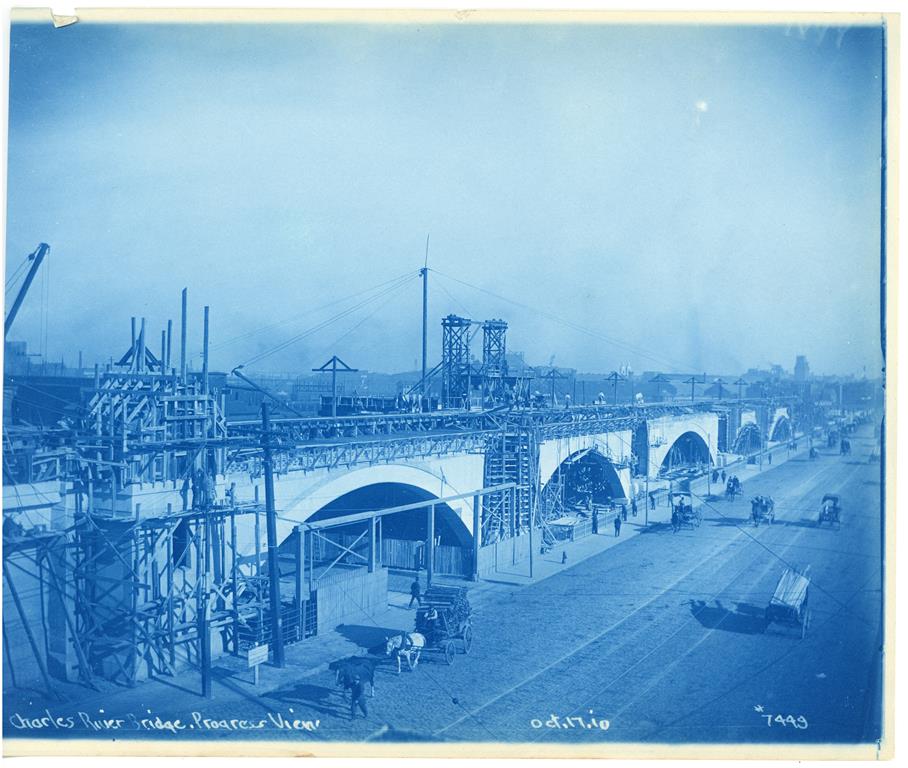 Construction on the Charles River Bridge #onthisday in 1910. What stands out to you about this photo? What do you notice? Let us know! ow.ly/7hju50PXOue
