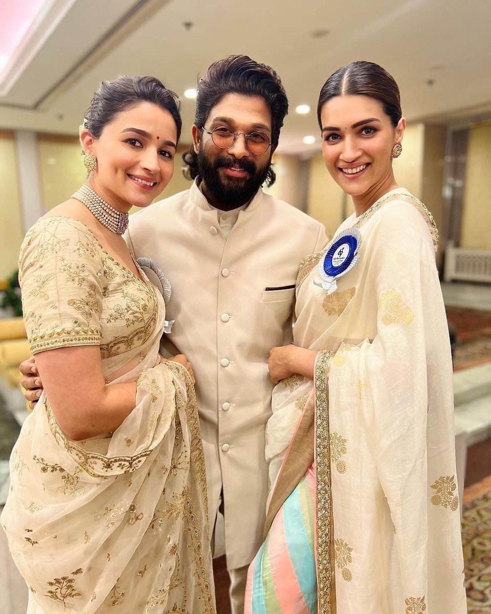 Congratulations to National Award Winners…. Too much talent in one frame 💯
.
.
.
.
#TheGossipCity #Trending #AlluArjun #KritiSanon #AliaBhatt #BollywoodCelebs #Bollywood