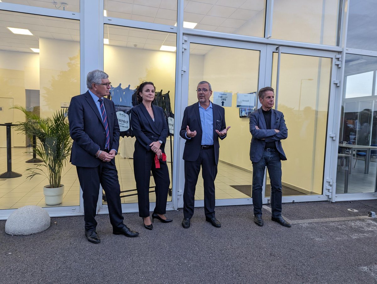 GNFAauto's tweet photo. 🔴[#DIRECT] C'est avec une immense joie que nous vous annonçons l'inauguration du centre de formation à Beaune aujourd'hui !
En présence de Francis Bartholomé, Président de @Mobilians, Bernard Guyot, Président du Groupe Guyot, Mr le Maire &amp; Virginie de Pierrepont, PDG du GNFA https://t.co/dWq7qwutvs