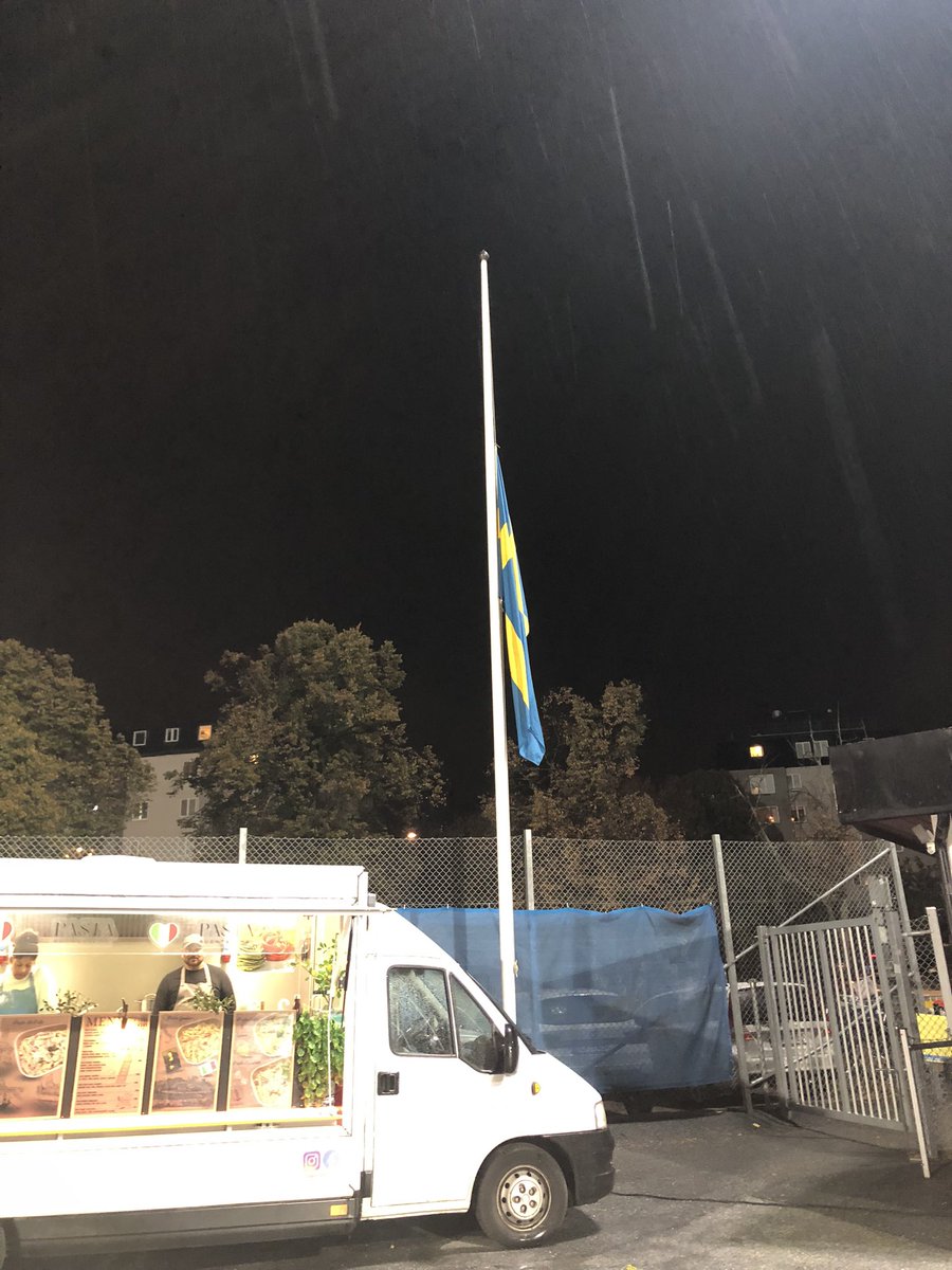 Flaggan på halv stång på Skytteholms IP vid dagens cupmatch mellan <a href="/ifknorrkoping/">IFK Norrköping</a> och <a href="/AIKfotboll/">AIK Fotboll</a>.