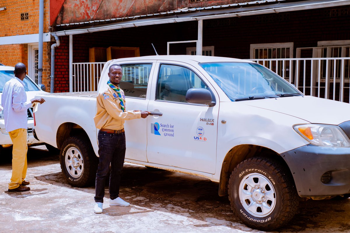 2/2
Uyu munsi twishimiye kwakira impano y'imodoka ebyiri twahawe na <a href="/sfcgrwanda/">SFCG Rwanda</a>. Izi 🚙🛻 ziratwongerera imbaraga mu gukomeza ibikorwa byacu by'uburezi n'uburere by'abana binyuze mu Buskuti mu #Rwanda. Dushimiye cyane SFCG ku bufatanye bukomeye mu myaka 5 ishize. #ImbereHeza