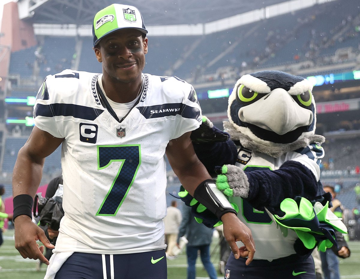 SeattleONTap's tweet photo. So apparently there are people in the Seahawks community that truly think Geno Smith should be benched for Drew Lock??

Are you crazy? If you believe that, please reply and explain. https://t.co/FXHmRoBBES