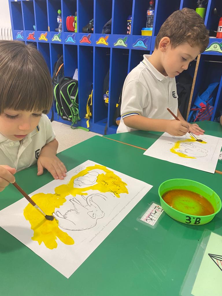 InfantilTajamar's tweet photo. 🦣Pinturas  rupestres🦣
En el proyecto "Las huellas de la historia", nuestros alumnos de #3ºInfantil recrean las #PinturasRupestres de nuestros antepasados.
Han experimentado con las pinturas, descubriendo colores nuevos 🖌️🟡🟤🔴
#ProyectoABP #AprendiendoLaPrehistoria https://t.co/RX7aiJQhdt