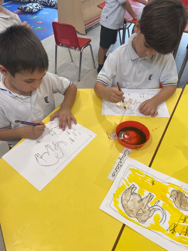 InfantilTajamar's tweet photo. 🦣Pinturas  rupestres🦣
En el proyecto "Las huellas de la historia", nuestros alumnos de #3ºInfantil recrean las #PinturasRupestres de nuestros antepasados.
Han experimentado con las pinturas, descubriendo colores nuevos 🖌️🟡🟤🔴
#ProyectoABP #AprendiendoLaPrehistoria https://t.co/RX7aiJQhdt