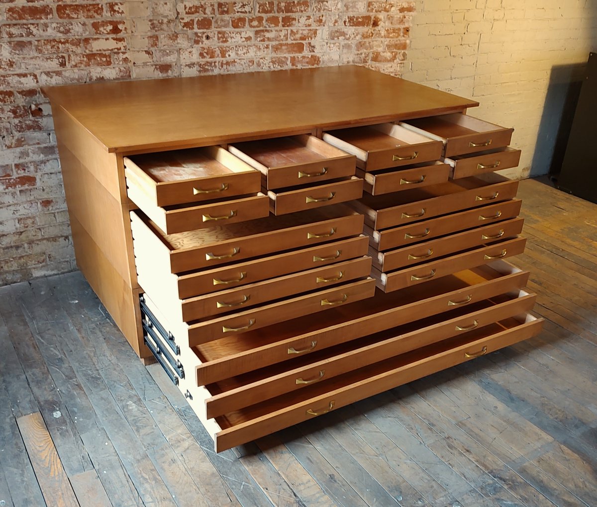 GetBackInc1's tweet image. Vintage Flat File Draftsman&apos;s Cabinet

#cabinet #flatfile #mapcabinet #blueprintcabinet #vintageindustrial #draftingtable #multidrawercabinet #vintagecabinet #flatfilecabinet #blueprint