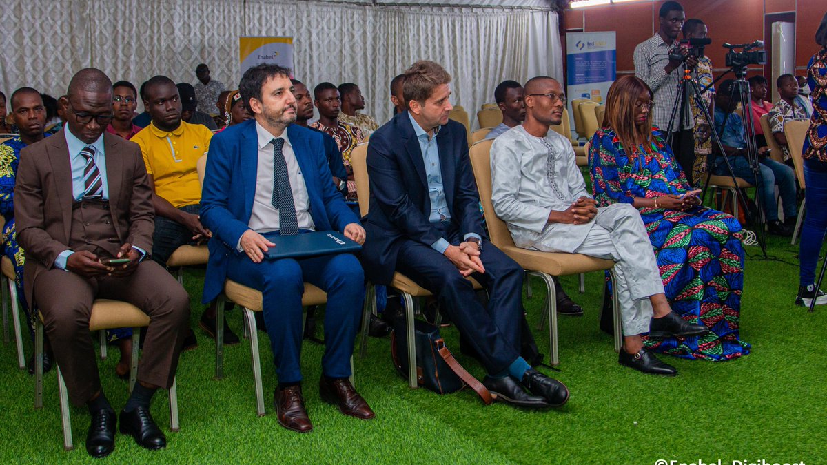 UEauBenin's tweet photo. Remise de matériels aux Structures d’Accompagnement à l’Entreprenariat #SAEIs par le projet #Digiboost et @numeriquebenin. Financé par l'🇪🇺et mis en œuvre par @EnabelauBenin, ce projet vise à augmenter la performance des entrepreneurs du secteur de l’économie numérique au #Bénin. https://t.co/ZC2CZNFfpl