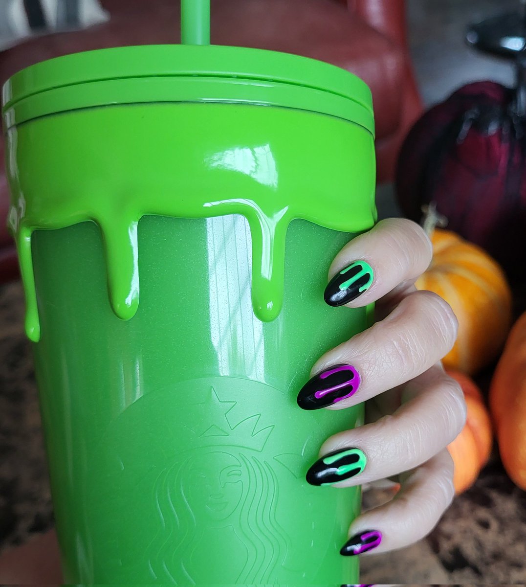 When your nails match your cup 💅 #mamasgotdrip #glowinthedark #Starbucks #pleasedontgrowout #halloweennails #ooooozecup