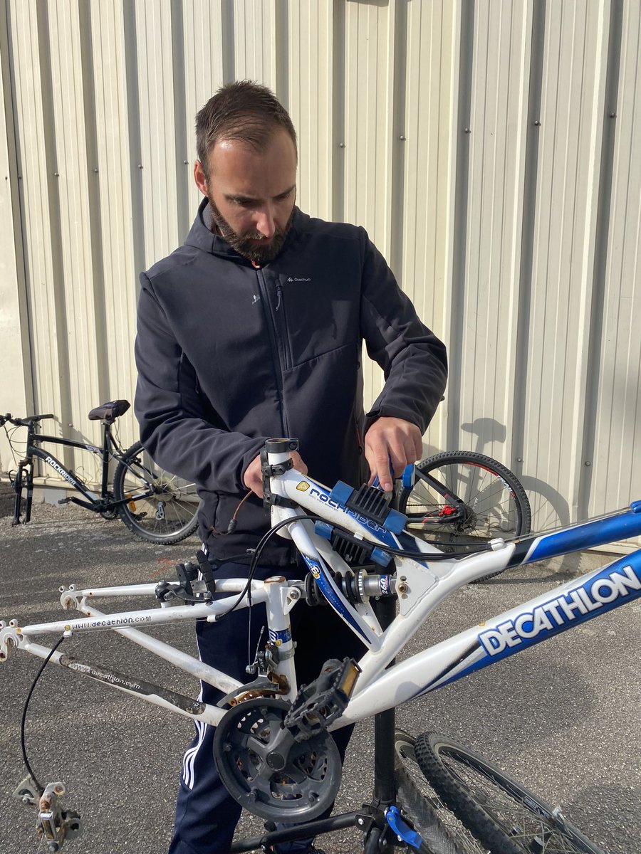 Formation « savoir rouler » pour nos enseignants d’eps. 

Merci à <a href="/acgrenoble/">Académie de Grenoble</a> et au département de l’Isère <a href="/CDIsere/">Isère</a> de permettre ces formations, essentielles pour développer les compétences de nos professeurs. 

Rendez vous début juin avec nos 6e 🚲🚲 #savoirrouler #cycle3