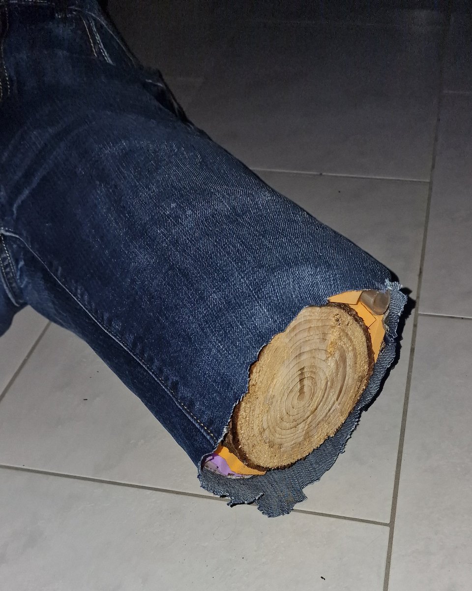 SwissPrepCH's tweet photo. Das Versuchsbein ist bereit, dann kann es morgen mit den ersten Tests losgehen.
#Tourniquet #geartest https://t.co/rNkmrnwdLx