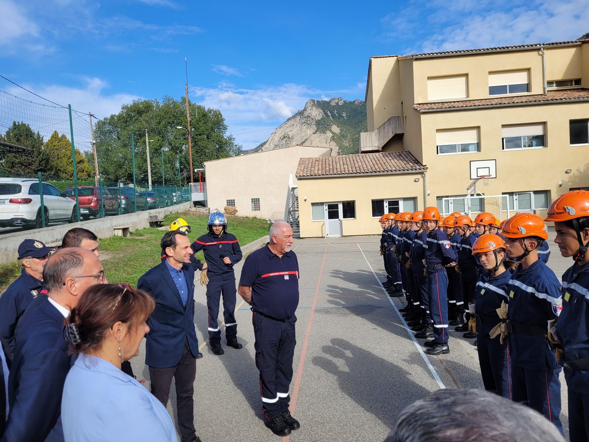 Rentrée des élèves de la classe jeunes sapeurs pompiers du collège de la Motte du Caire : démonstration des activités lors de manœuvres réalisées avec les @Pompiers04 
👏 aux élèves engagés dans ce parcours et 🙏aux partenaires du projet