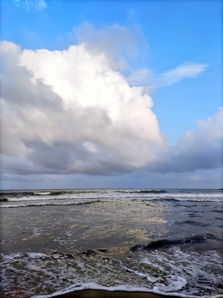 Hola Mundo. Hello World. Mediterráneo 💙 #mar #sea #skylovers #cielo #cloudslovers #nubes