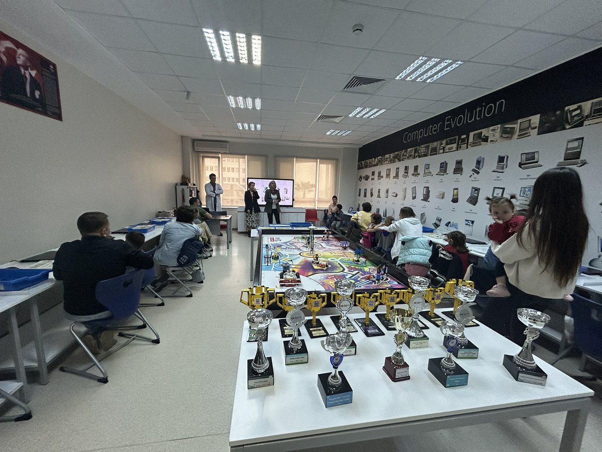 BKBANDIRMA's tweet image. Avrupa Kodlama Haftası #CodeWeek kapsamında ilkokul 1. sınıf öğrenci velilerimizle etkinliklerimiz tüm hızıyla devam ediyor.
#codingbk
#codeweek
#bahcesehirkodluyor