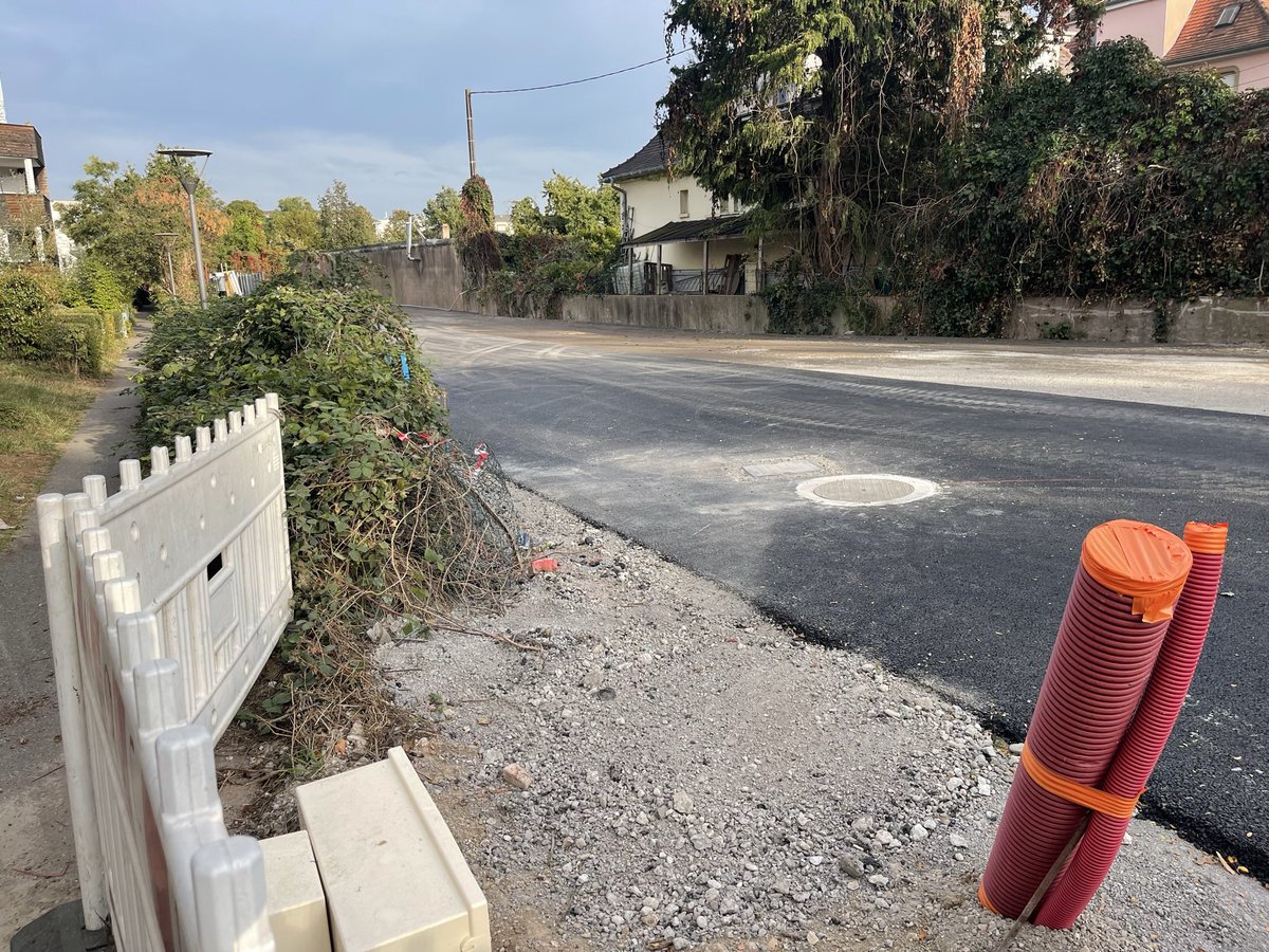 PJakubowicz's tweet photo. A la rencontre des #habitants et #professionnels du haut de la route des romains, aux #Poteries, inquiets de certaines conséquences du chantier d’extension du #tram vers l’ouest de #Strasbourg en termes de circulations #piétonnes et #cyclistes mais aussi de #stationnement. 

Des questions plus durables sur le post chantier doivent aussi être clarifiées pour assurer durablement le fonctionnement du quartier et des #commerces et #services qui y sont déjà rares.