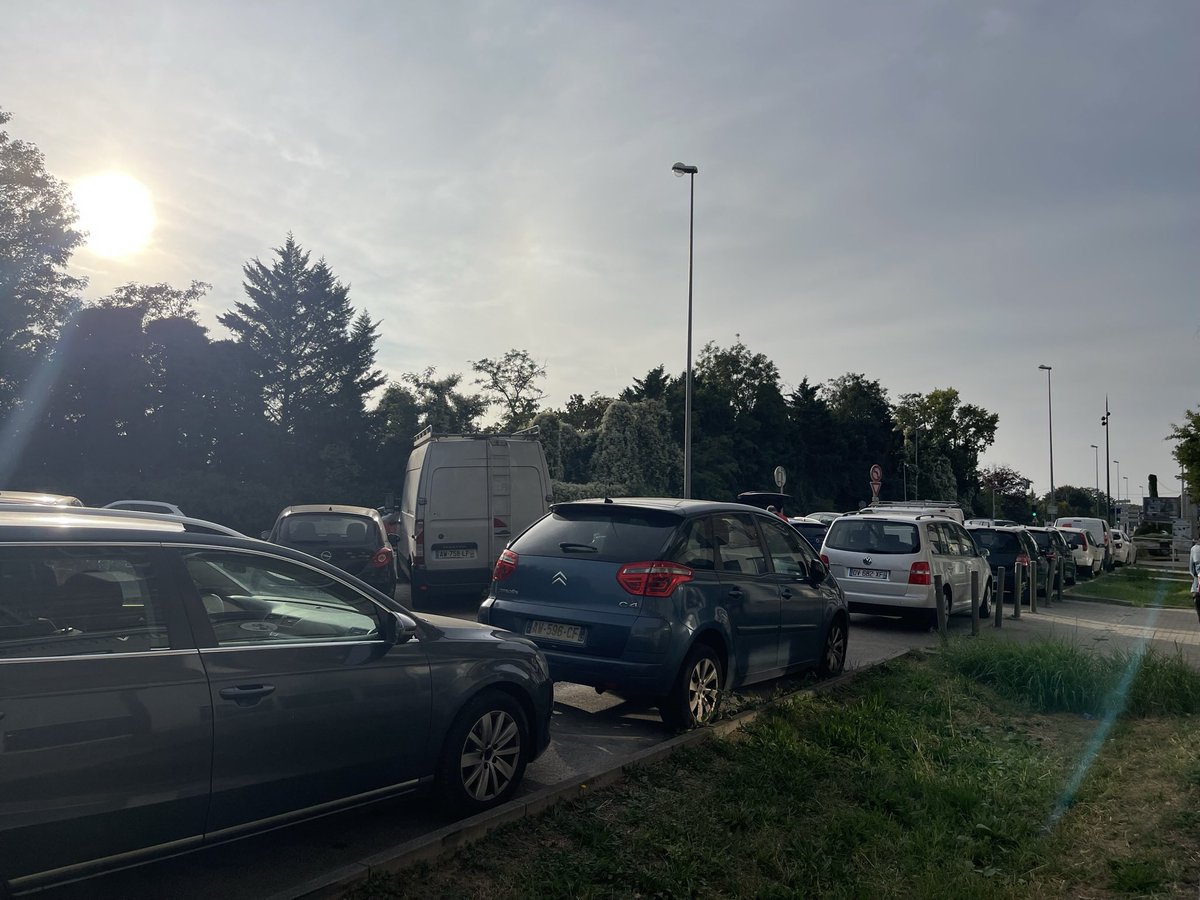 PJakubowicz's tweet photo. A la rencontre des #habitants et #professionnels du haut de la route des romains, aux #Poteries, inquiets de certaines conséquences du chantier d’extension du #tram vers l’ouest de #Strasbourg en termes de circulations #piétonnes et #cyclistes mais aussi de #stationnement. 

Des questions plus durables sur le post chantier doivent aussi être clarifiées pour assurer durablement le fonctionnement du quartier et des #commerces et #services qui y sont déjà rares.