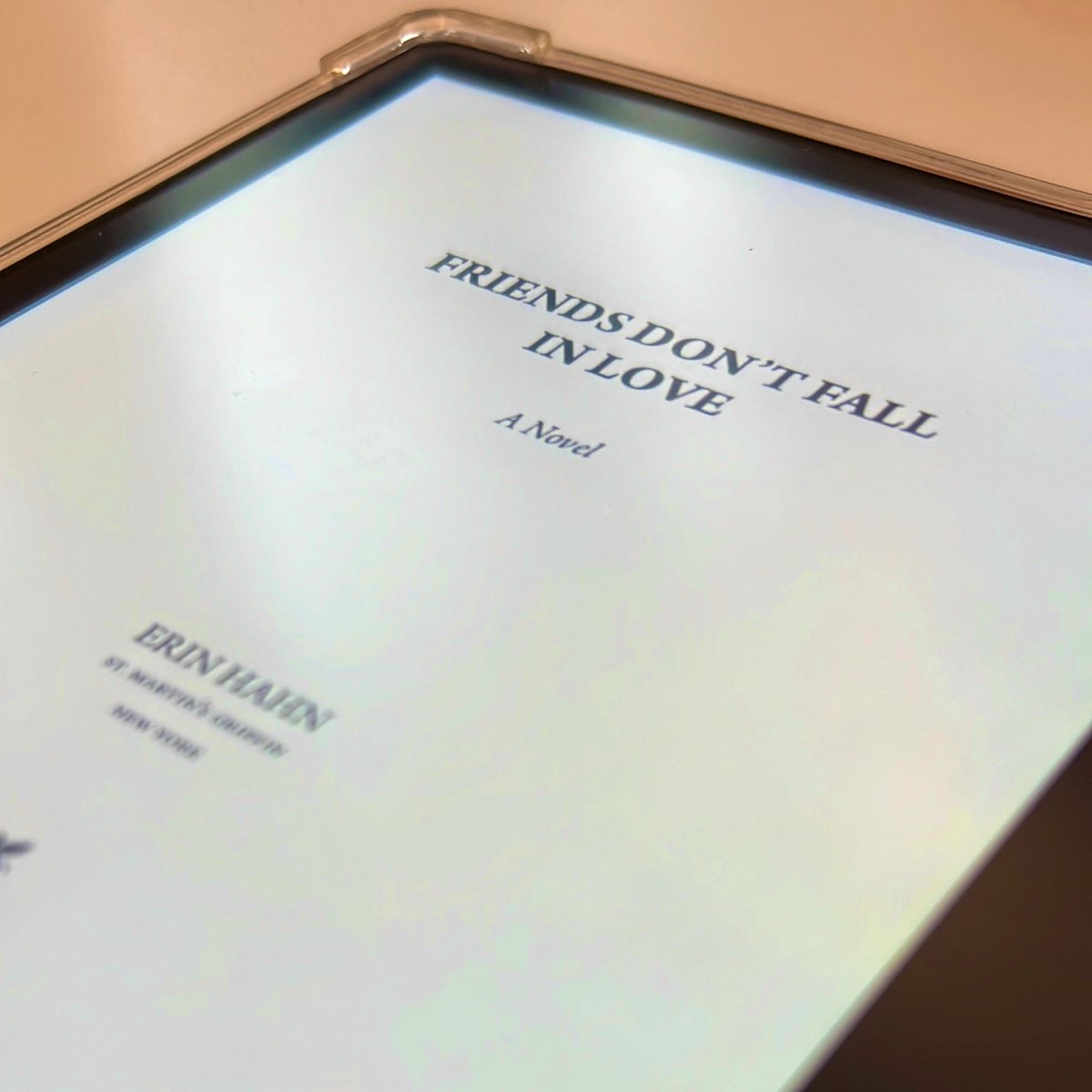 vw_writes's tweet photo. Happy Book Birthday to #erinhahn’s Friends Don’t Fall In Love (@SMPRomance). Prepare to feel ALL the feels about all the things. 🎤😍🎶 https://t.co/kSSAHyxBQp