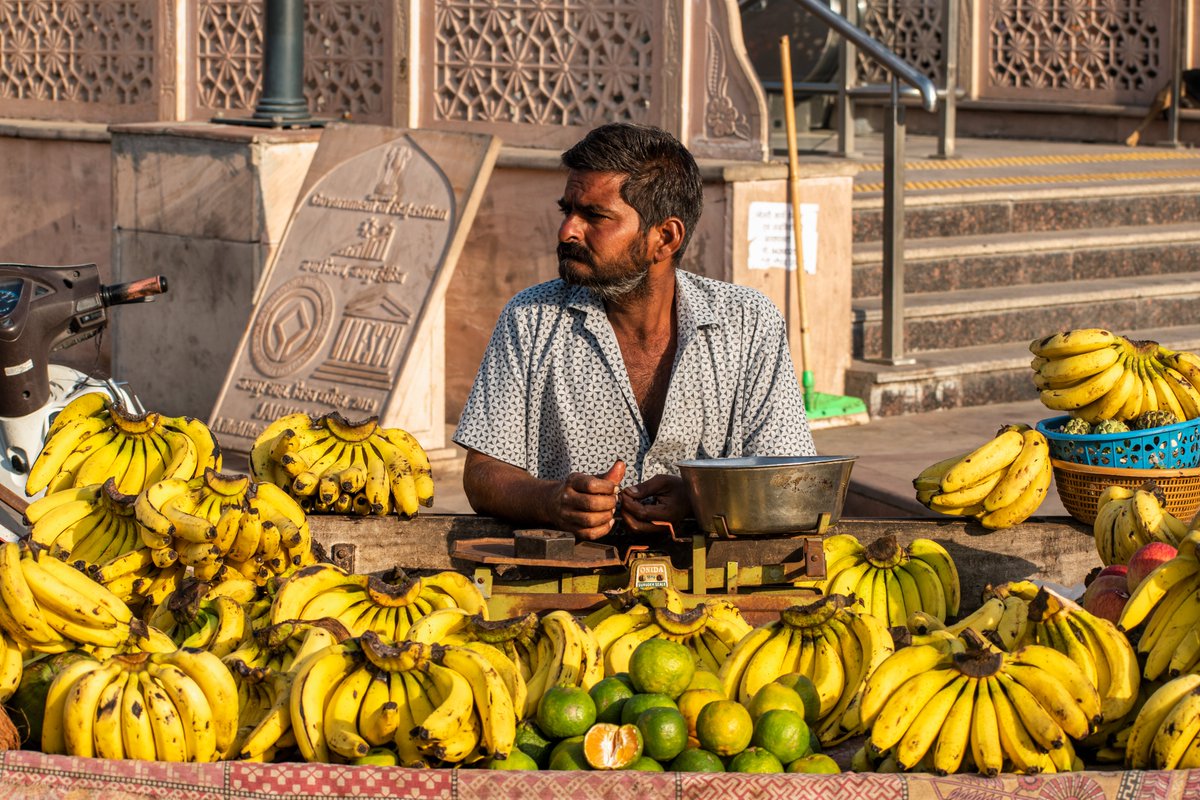 Capturing the vibrant spirit of street vendors.
.
.
.
#StreetPhotography #UrbanExploration #CityLife #StreetLife #CaptureStreets #StreetPhoto #CityPhotography #StreetArt #Cityscape #EverydayEverywhere #StreetLife_Award #StreetDreamsMag