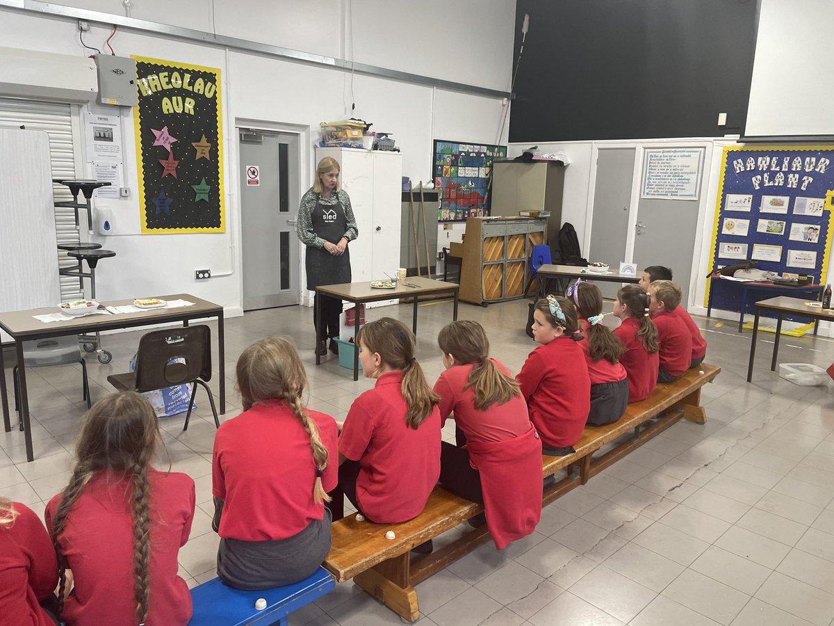 Ysgol Nantgaredig (@ysgolnant) on Twitter photo Llongyfarchiadau i bawb a phob lwc i Gwenno yn y rownd nesaf. 👏👏👏 <a href="/UrddMyrddin/">Urdd Myrddin</a> #cogurdd Diolch hefyd i’r gogyddes <a href="/lisaannefearn/">Lisa Fearn</a> am ei hamser a’i pharodrwydd i feirniadu.
Congratulations to all the budding chefs and good luck to Gwenno in the next round. Llongyfarchiadau i bawb a phob lwc i Gwenno yn y rownd nesaf. 👏👏👏 <a href="/UrddMyrddin/">Urdd Myrddin</a> #cogurdd Diolch hefyd i’r gogyddes <a href="/lisaannefearn/">Lisa Fearn</a> am ei hamser a’i pharodrwydd i feirniadu.
Congratulations to all the budding chefs and good luck to Gwenno in the next round.