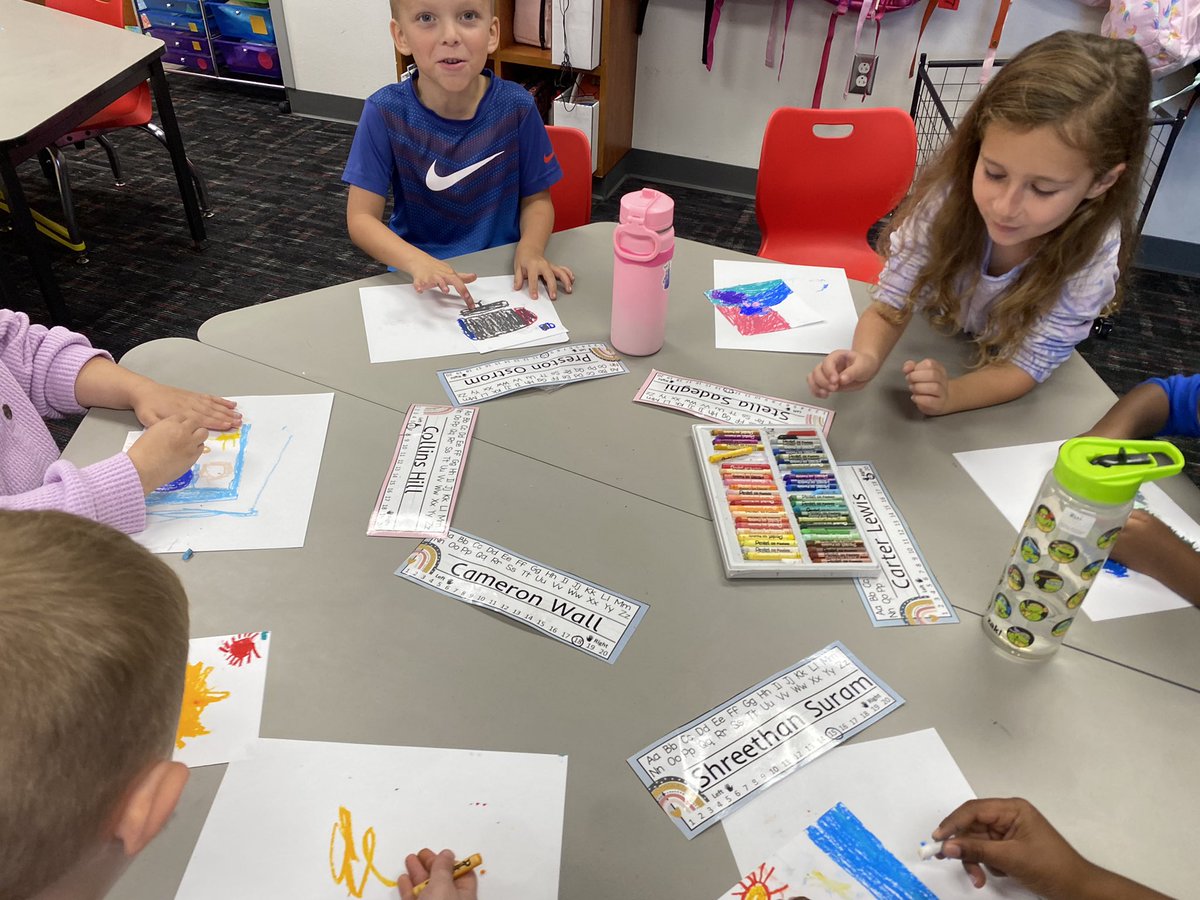 GeisselPrestonK's tweet photo. 1st Art Sparks of the year! We created a quilt of family memories using oil pastels 🎨👩🏼‍🎨🖼 https://t.co/eIVLk4f1n5