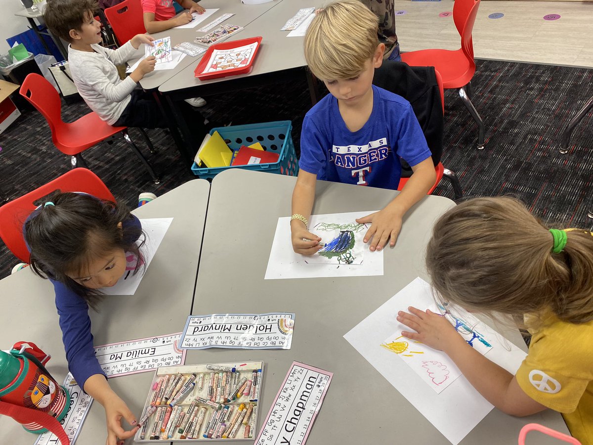 1st Art Sparks of the year! We created a quilt of family memories using oil pastels 🎨👩🏼‍🎨🖼