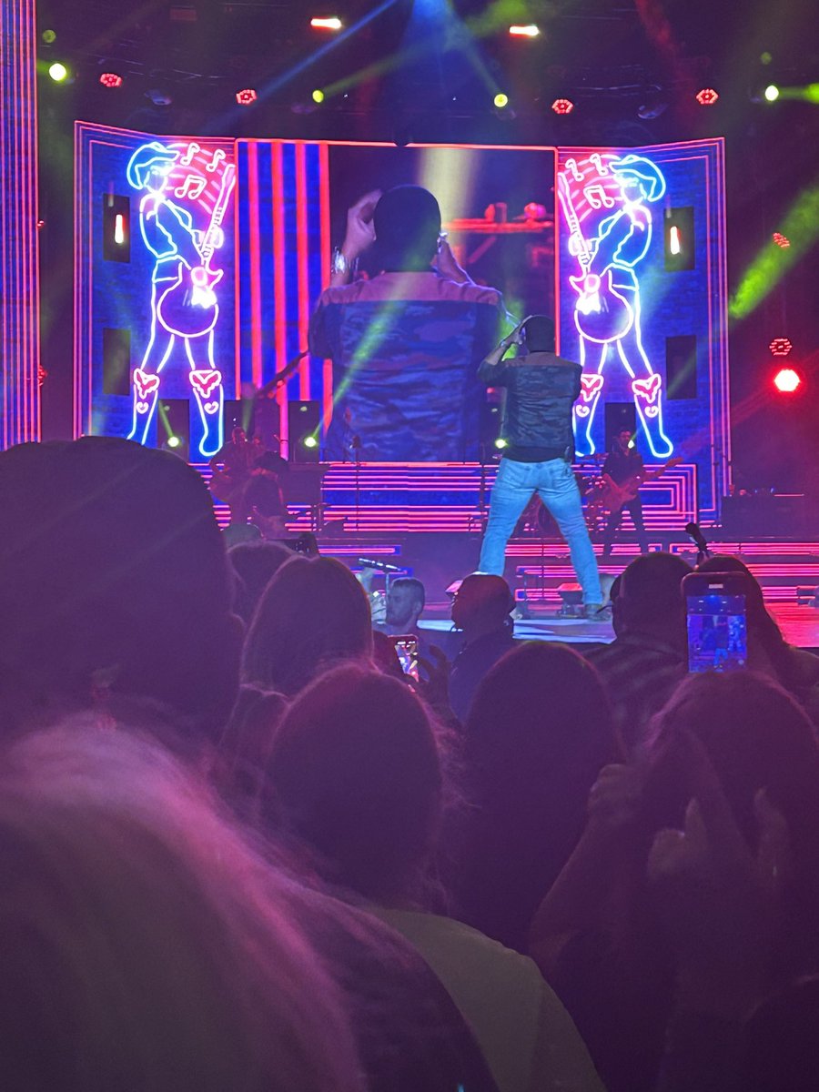 LBFAN83's tweet photo. Some pics I took at my show it was a blast hope @lukebryan comes back to @reschcomplex soon! https://t.co/xs6oqARGqI