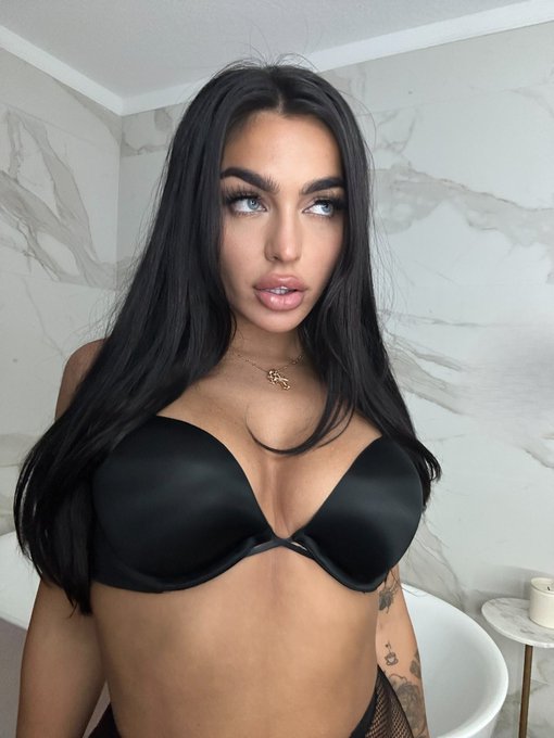 Someone said it&rsquo;s Titty Tuesday https://t.co/WLm5HKasuz<a href="/tag/gtr"class="tags"><span>#gtr</span></a>