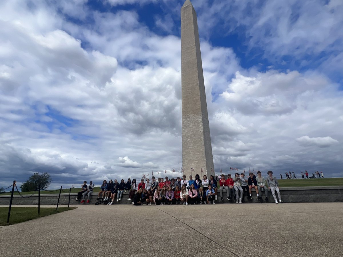 hmsdcbus1's tweet photo. Bus 1 checking out the Washington Monument! @theheritagems https://t.co/iAF7PUBE7m
