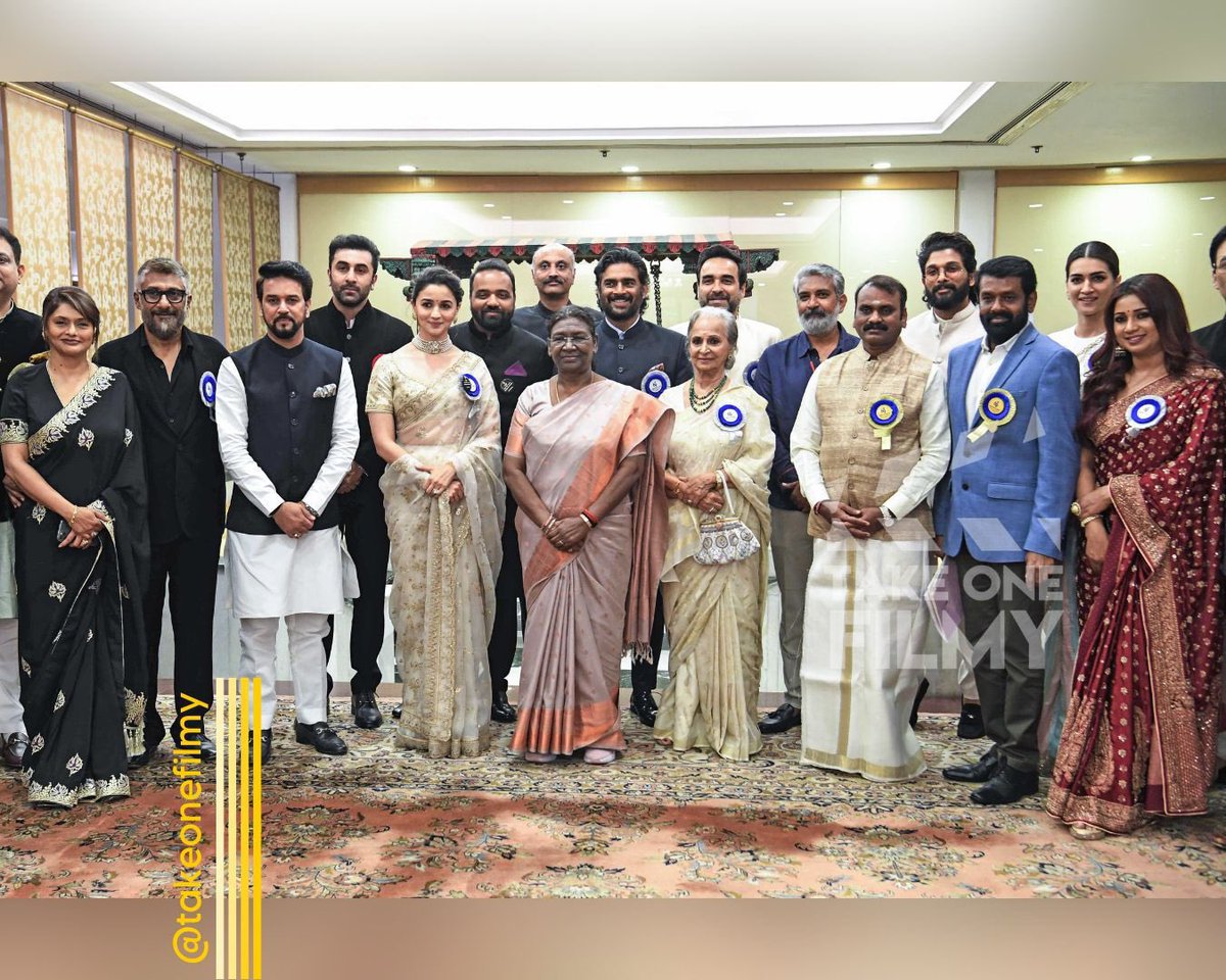 President Murmu with Union Min I&B #AnuragThakur, #WaheedaRehman, #AlluArjun, #AliaBhatt, #RMadhavan, #PankajTripathi, #KritiSanon, #RanbirKapoor, #SSRajamouli, #VivekAgnihotri, #ShreyaGhoshal, #PallaviJoshi, & others 🤩 at the #69thNationalFilmAwards 🏆 at Vigyan Bhawan 📍