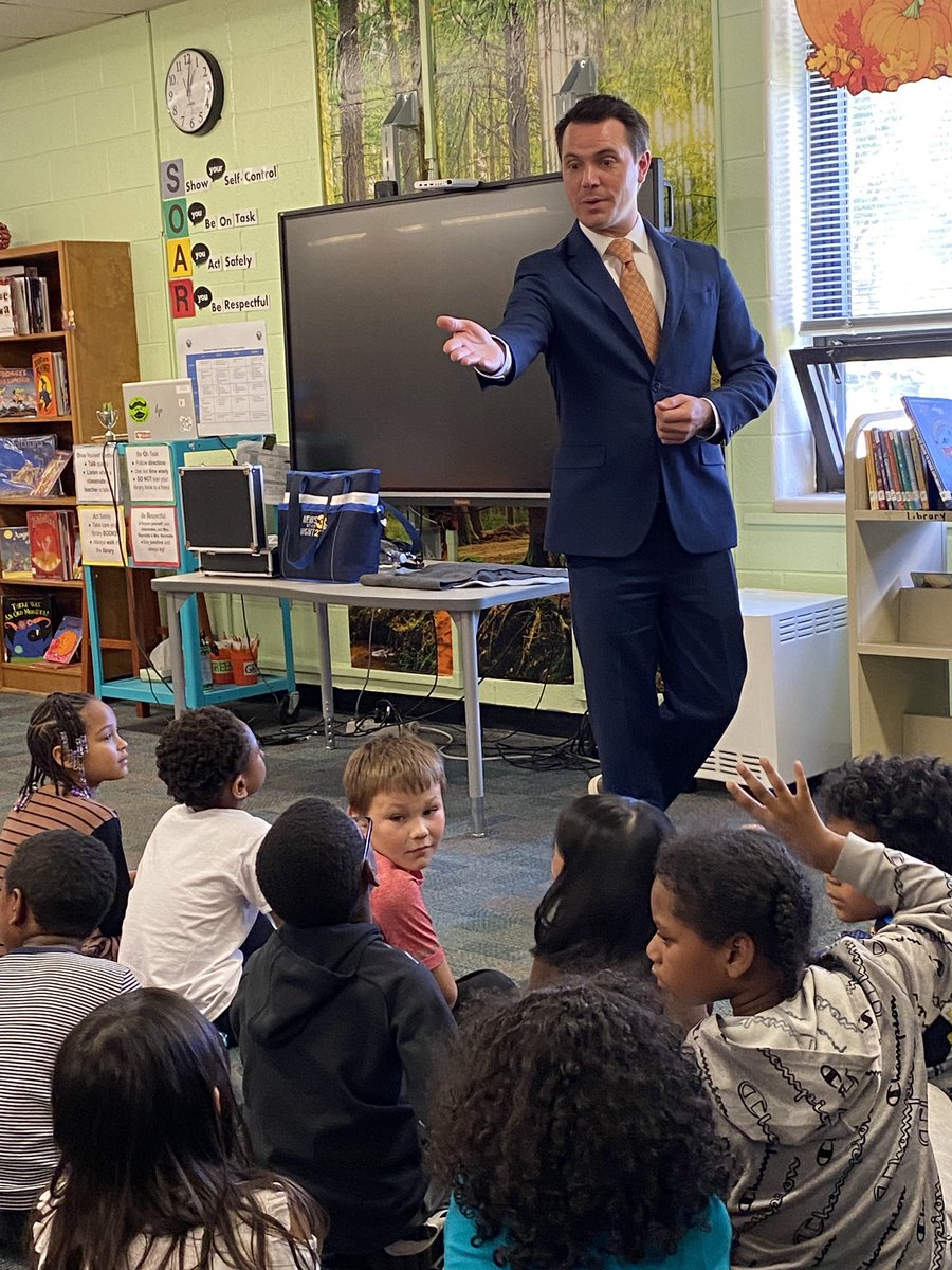 LeslieElfelt's tweet image. Meteorologist, @MHendersonWTKR , from @WTKR3 showed 2nd graders all kinds of weather tools and “made” a cloud! 😲#coolscience @vbschools @RosemontEagles @MrsBCGreen @VBTitleI