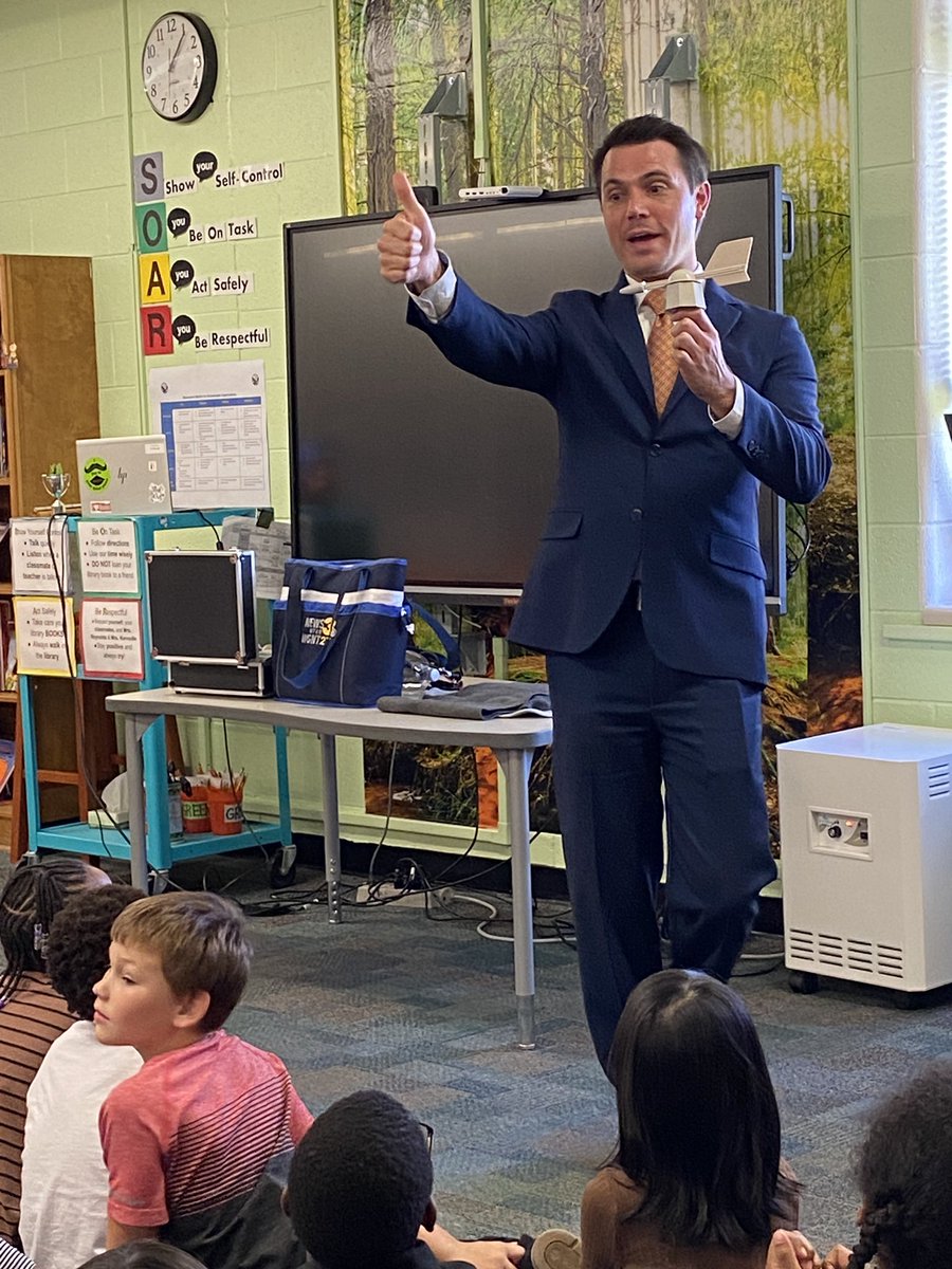 LeslieElfelt's tweet image. Meteorologist, @MHendersonWTKR , from @WTKR3 showed 2nd graders all kinds of weather tools and “made” a cloud! 😲#coolscience @vbschools @RosemontEagles @MrsBCGreen @VBTitleI