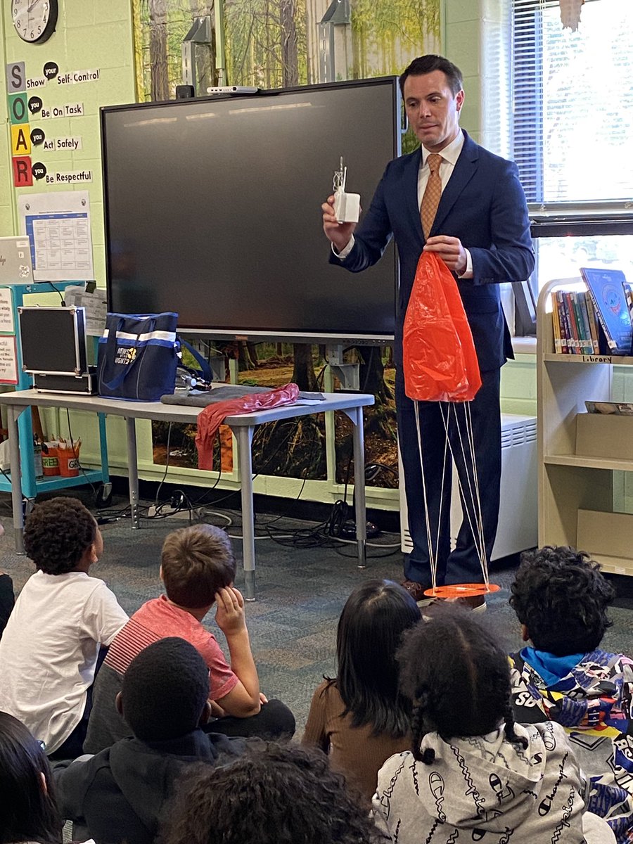 LeslieElfelt's tweet image. Meteorologist, @MHendersonWTKR , from @WTKR3 showed 2nd graders all kinds of weather tools and “made” a cloud! 😲#coolscience @vbschools @RosemontEagles @MrsBCGreen @VBTitleI